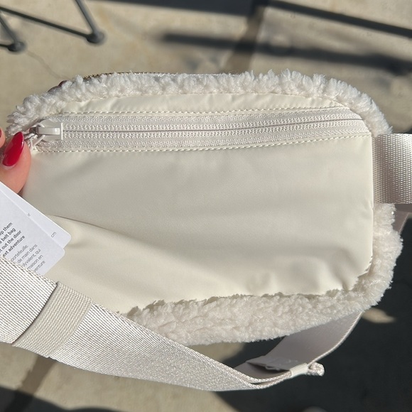 Lululemon Everywhere Belt Bag 1L Fleece - Picture 5 of 6